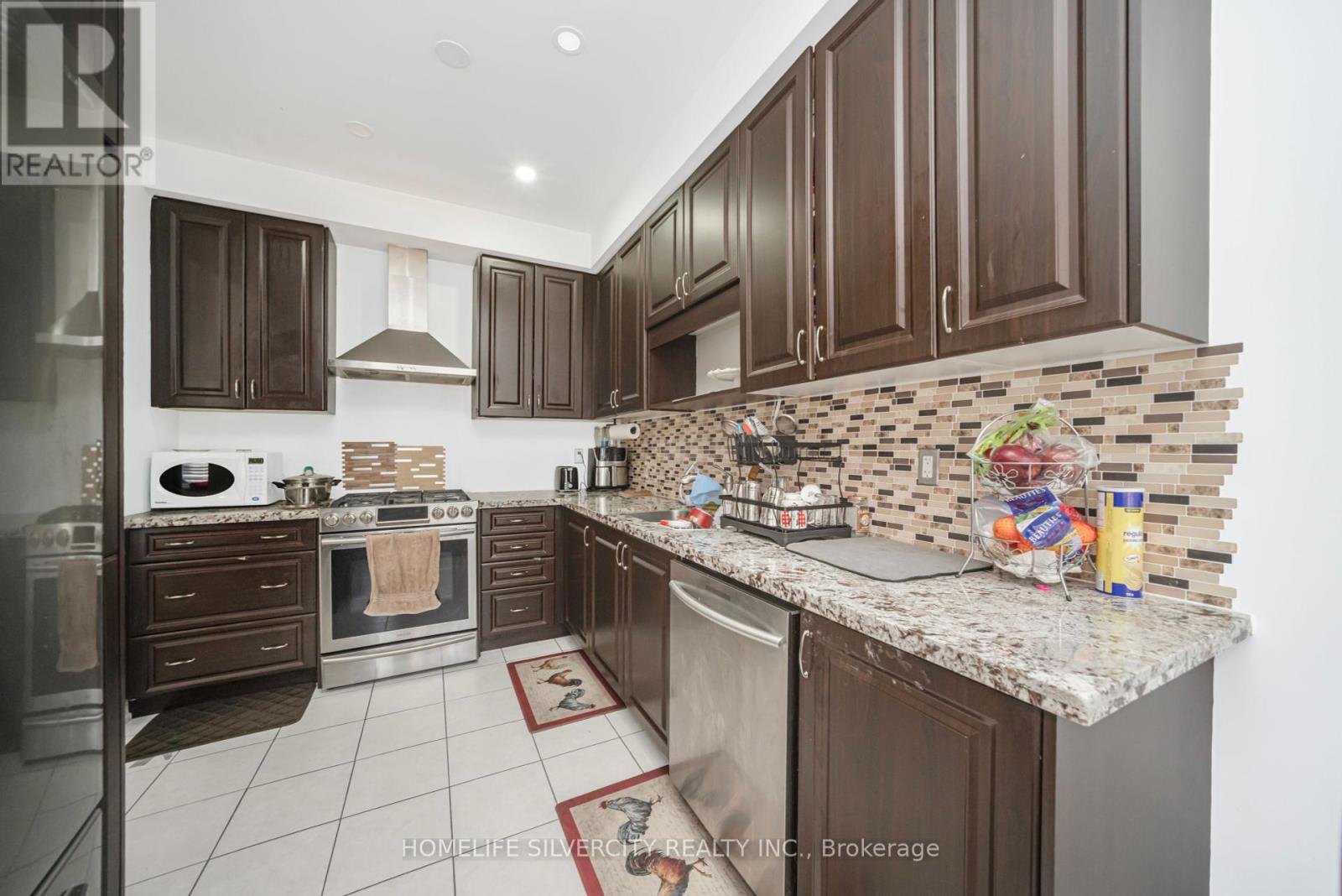 Photo 15 of 28 Yellow Sorrel Road, Brampton ON