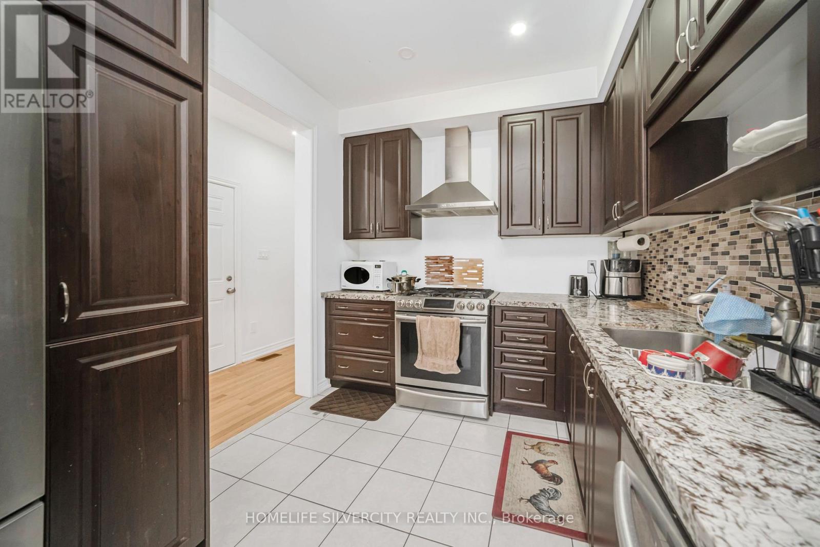 Photo 16 of 28 Yellow Sorrel Road, Brampton ON