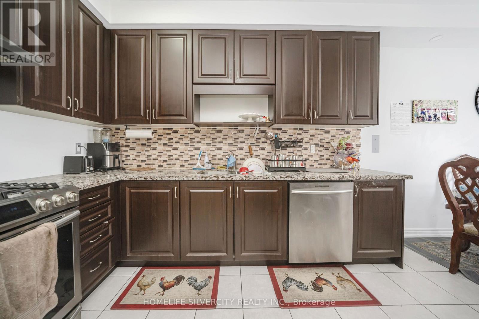 Photo 17 of 28 Yellow Sorrel Road, Brampton ON