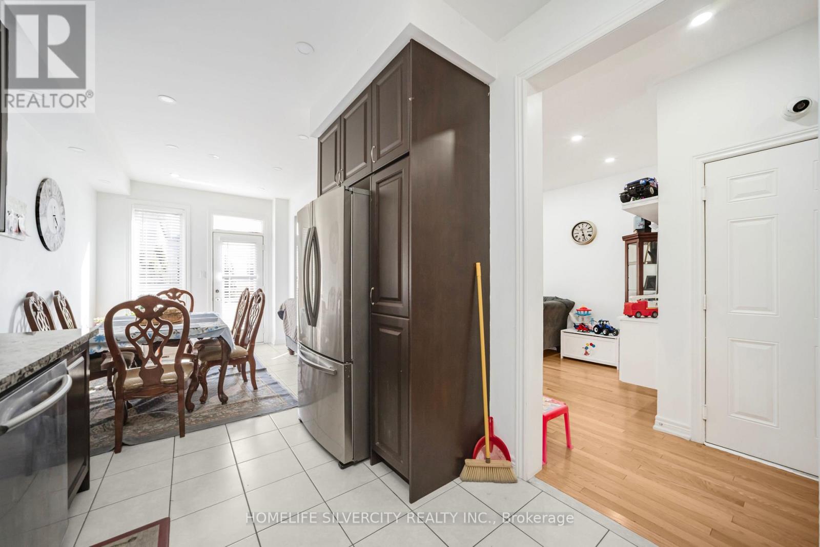 Photo 18 of 28 Yellow Sorrel Road, Brampton ON