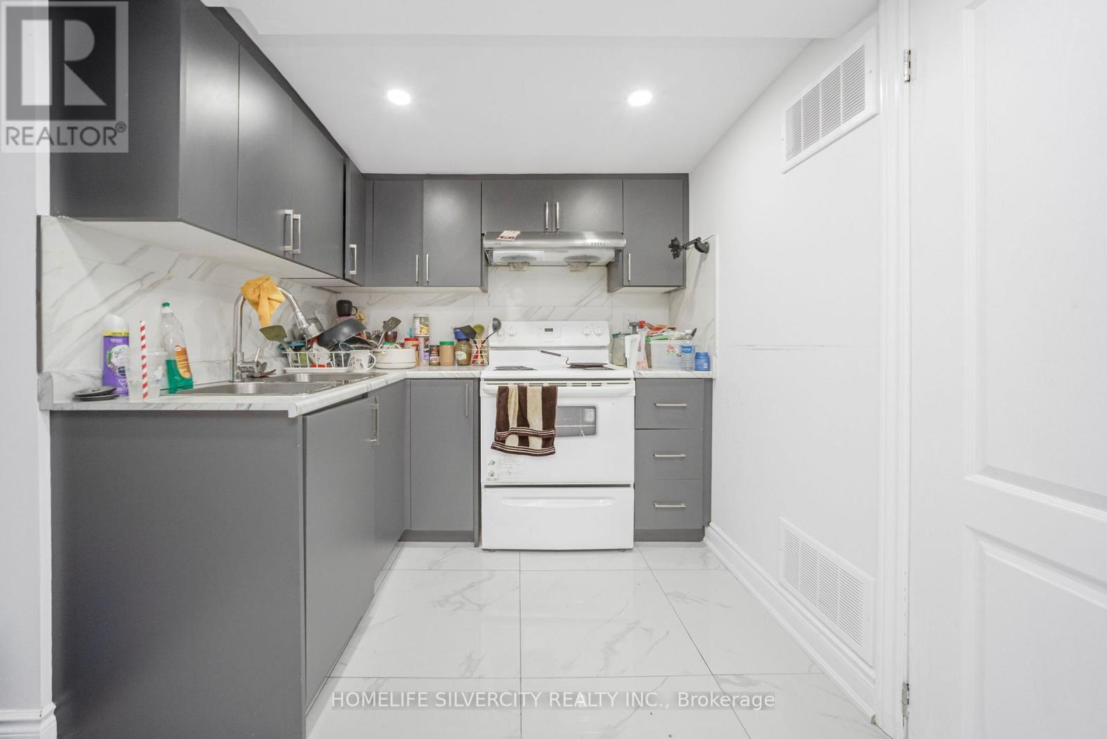 Photo 36 of 28 Yellow Sorrel Road, Brampton ON