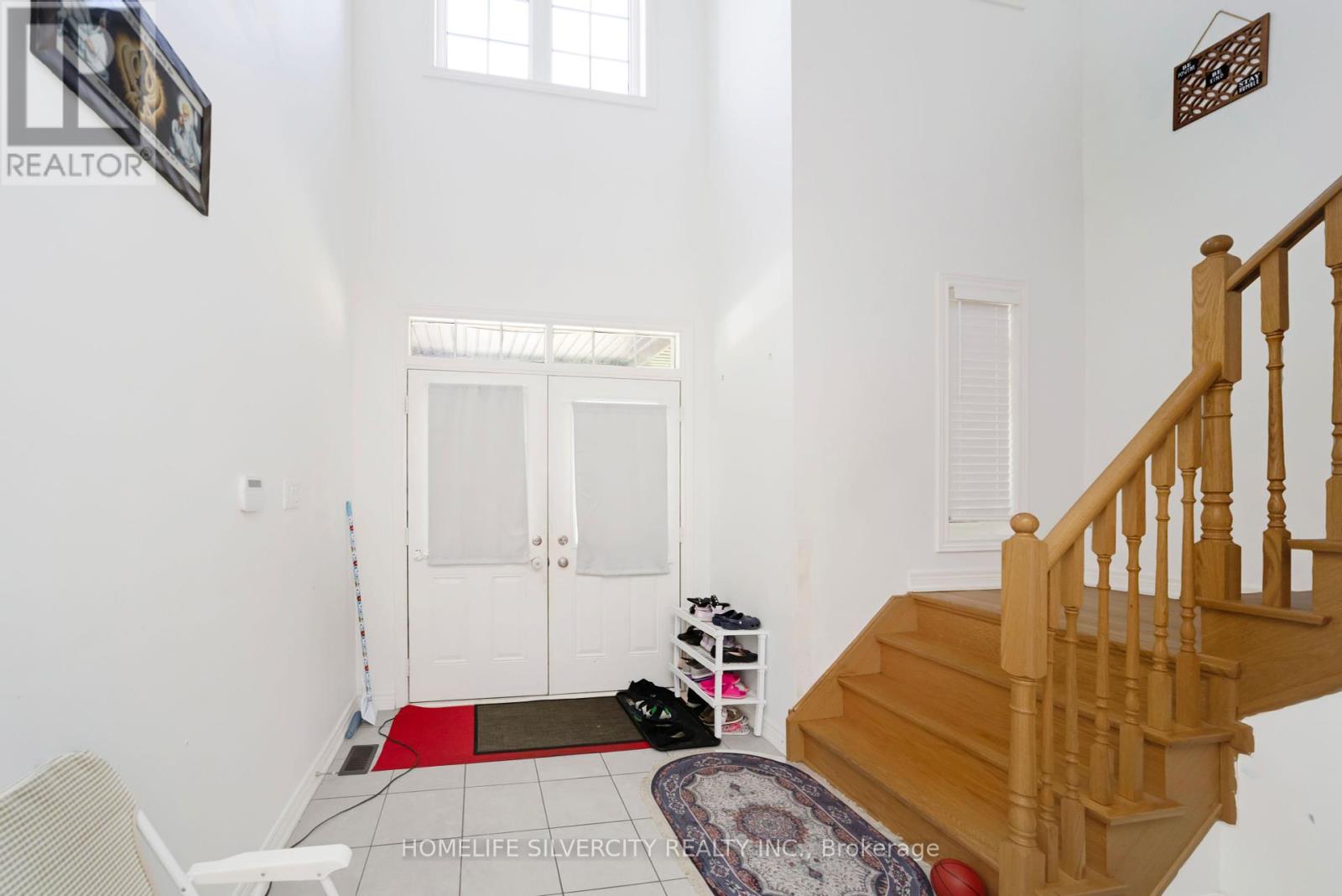 Photo 6 of 28 Yellow Sorrel Road, Brampton ON