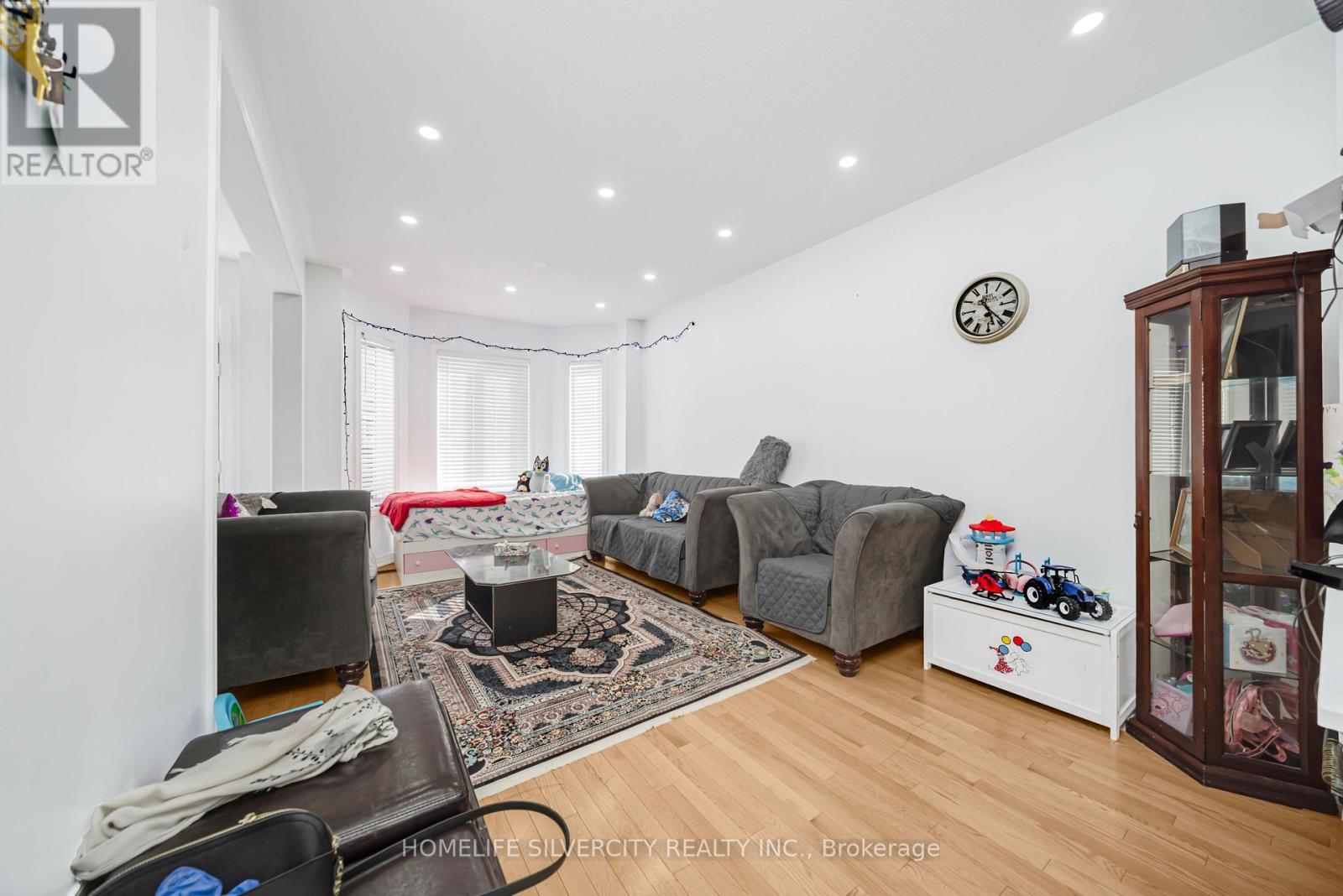 Photo 7 of 28 Yellow Sorrel Road, Brampton ON