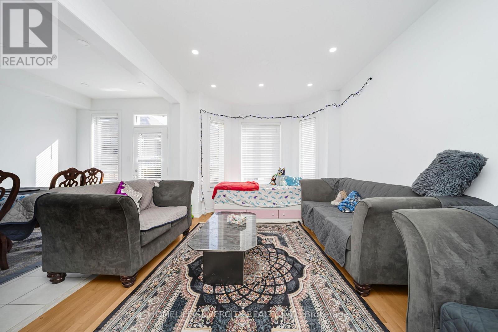 Photo 8 of 28 Yellow Sorrel Road, Brampton ON