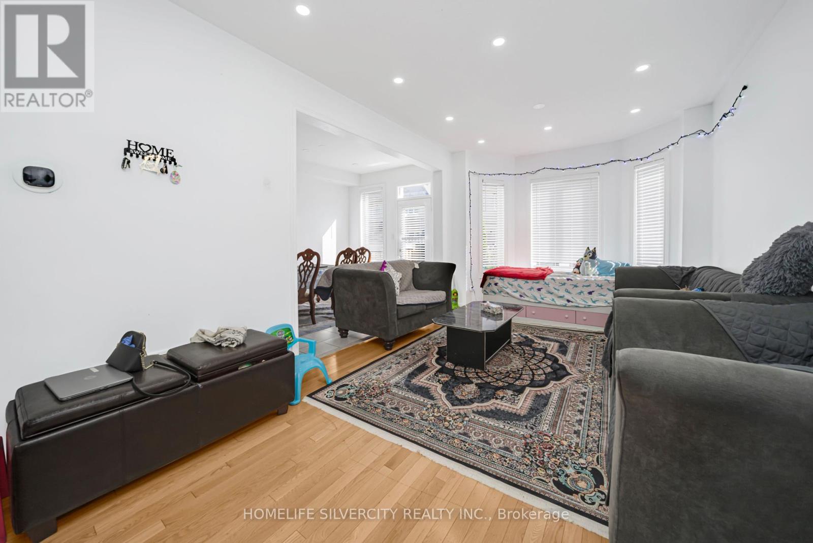Photo 9 of 28 Yellow Sorrel Road, Brampton ON