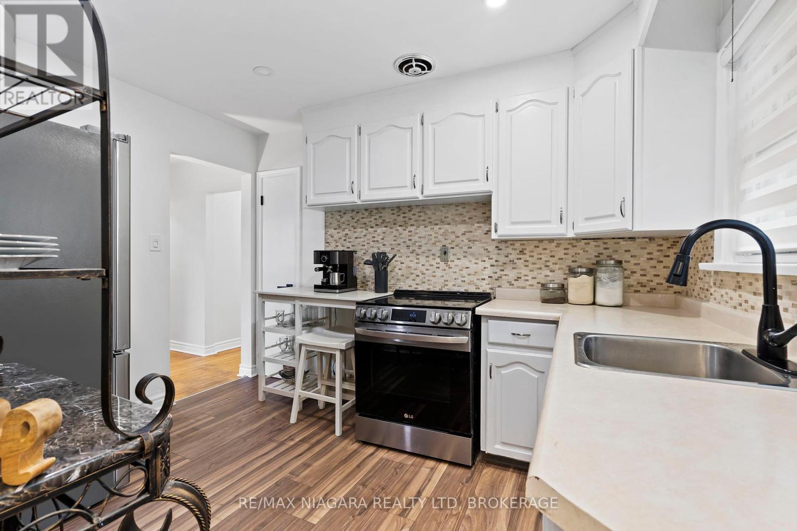 Photo 10 of 3416 Sheppard Crescent, Niagara Falls ON