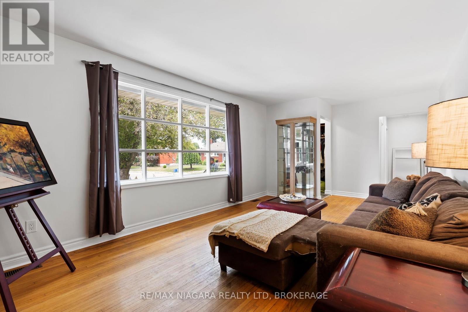 Photo 7 of 3416 Sheppard Crescent, Niagara Falls ON