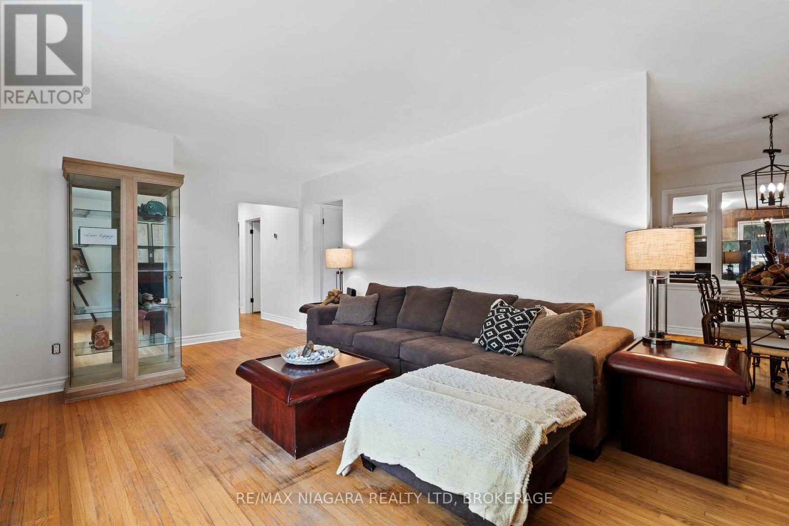 Photo 8 of 3416 Sheppard Crescent, Niagara Falls ON