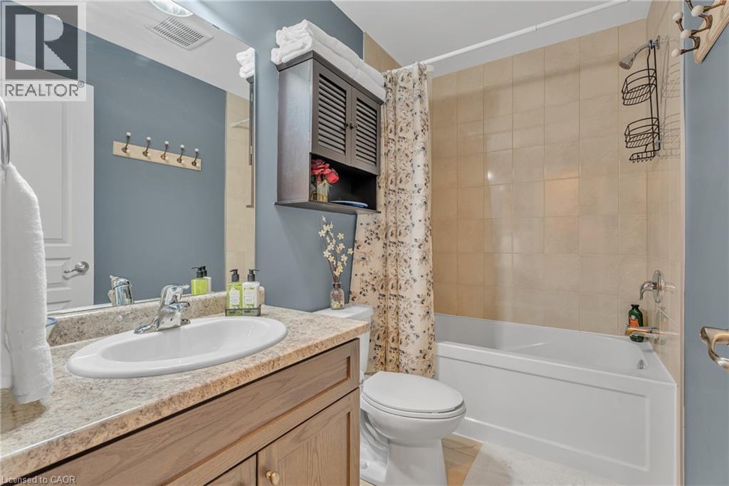 Photo 24 of 72 Dodman Crescent, Ancaster ON