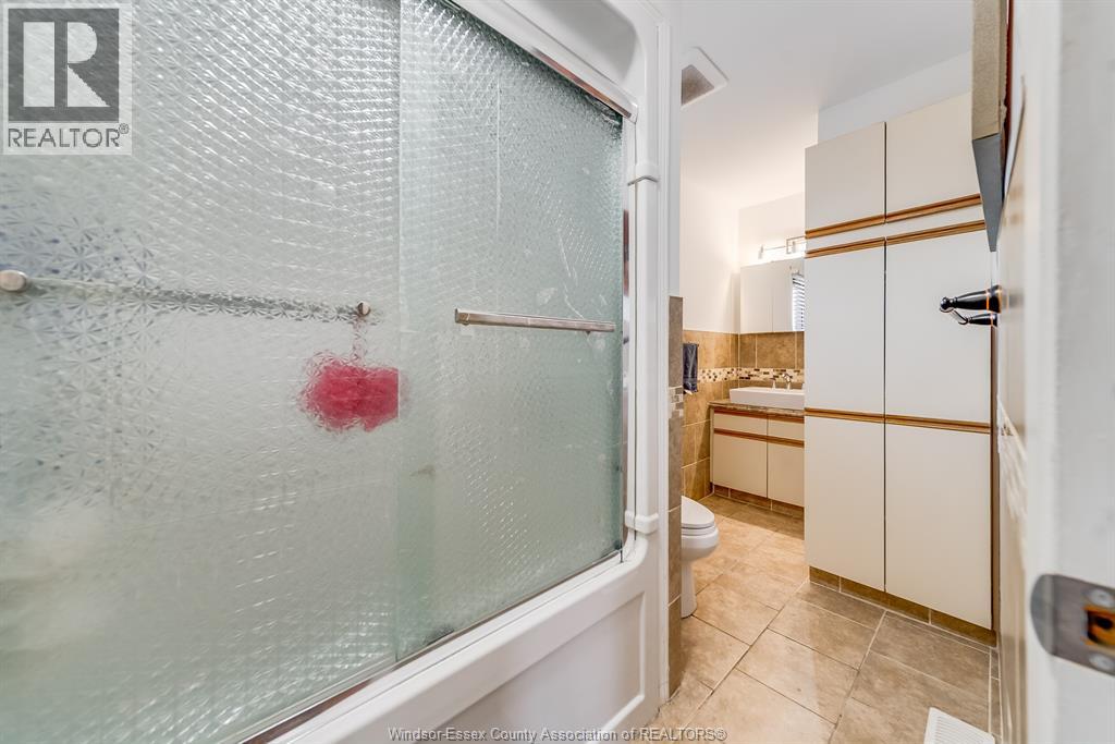 Photo 33 of 3169 Clemenceau Boulevard, Windsor ON