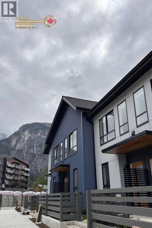 Photo 2 of 1405 Shoal Way, Squamish BC