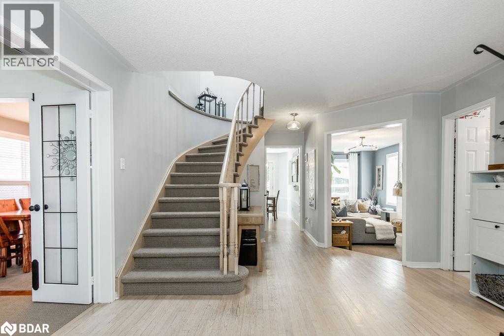 Photo 2 of 33 Etherington Crescent, Barrie ON