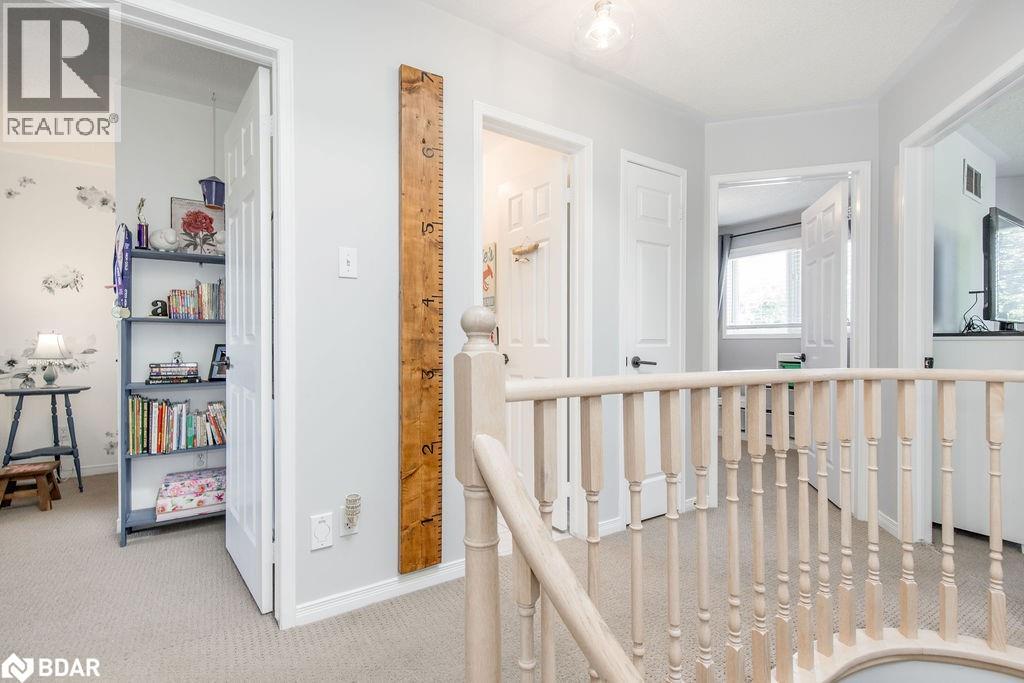 Photo 3 of 33 Etherington Crescent, Barrie ON