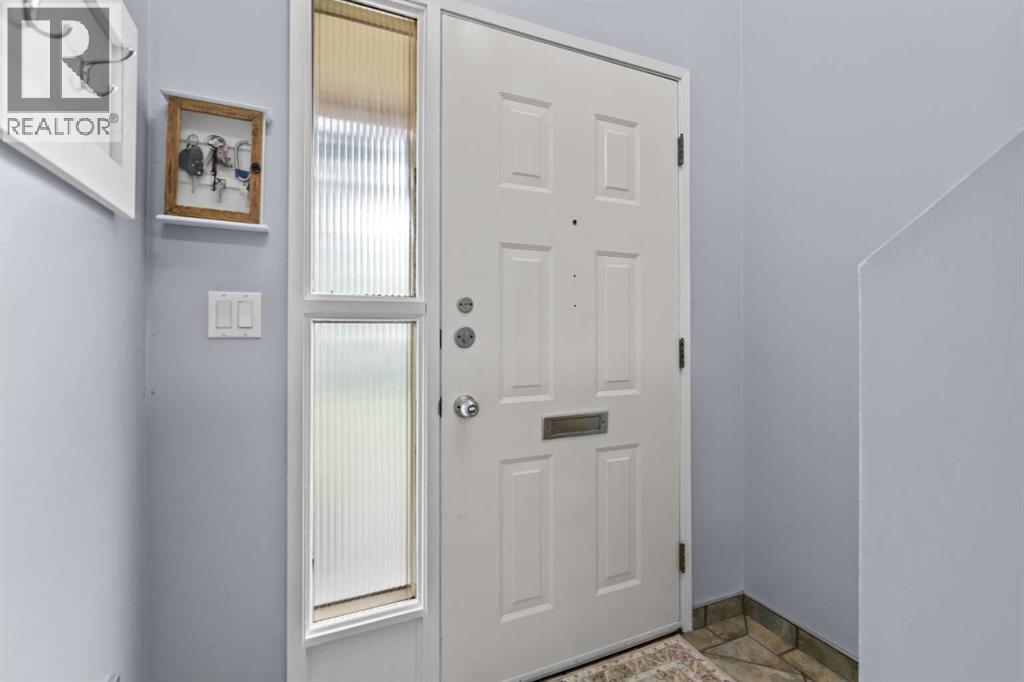Single Family House Bi-level for Sale in  Shawcliffe Place SW Shawnessy Calgary 