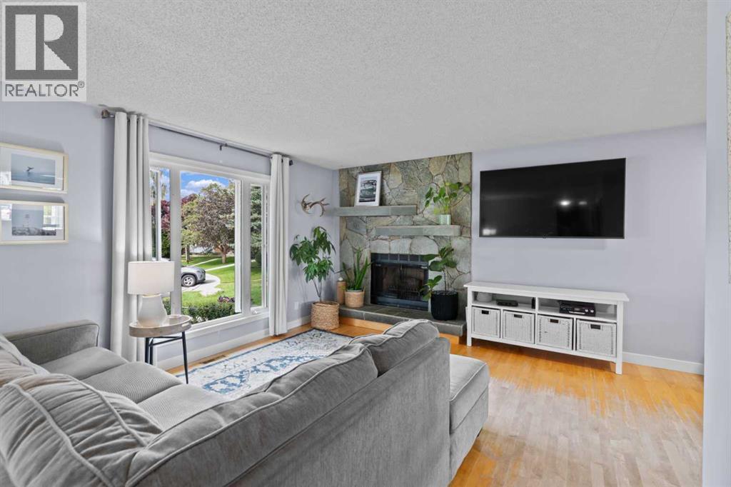 Single Family House Bi-level for Sale in  Shawcliffe Place SW Shawnessy Calgary 
