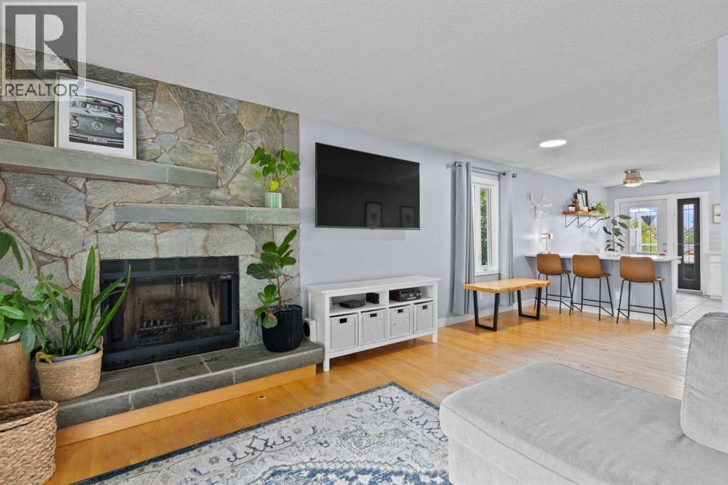 Single Family House Bi-level for Sale in  Shawcliffe Place SW Shawnessy Calgary 