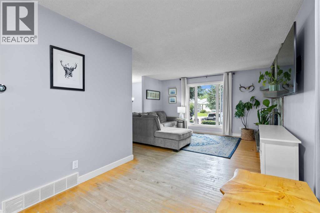 Single Family House Bi-level for Sale in  Shawcliffe Place SW Shawnessy Calgary 