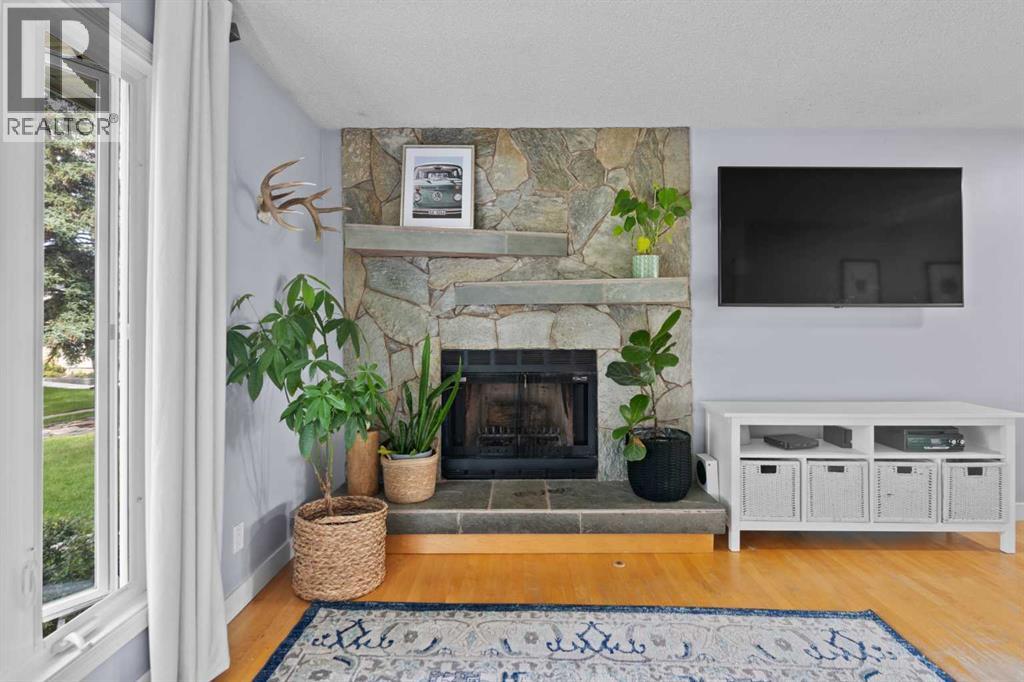 Single Family House Bi-level for Sale in  Shawcliffe Place SW Shawnessy Calgary 
