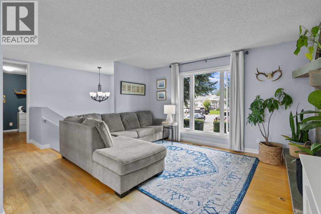 Single Family House Bi-level for Sale in  Shawcliffe Place SW Shawnessy Calgary 