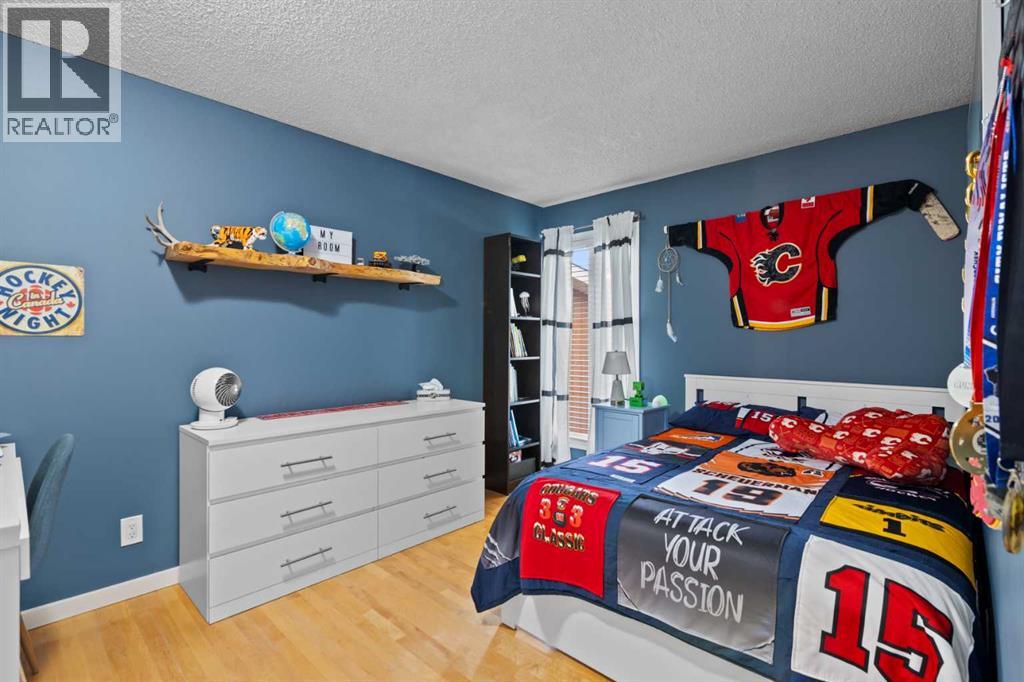 Single Family House Bi-level for Sale in  Shawcliffe Place SW Shawnessy Calgary 