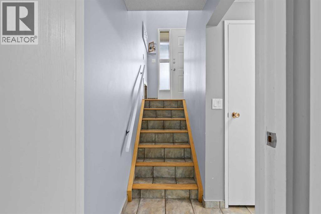 Single Family House Bi-level for Sale in  Shawcliffe Place SW Shawnessy Calgary 