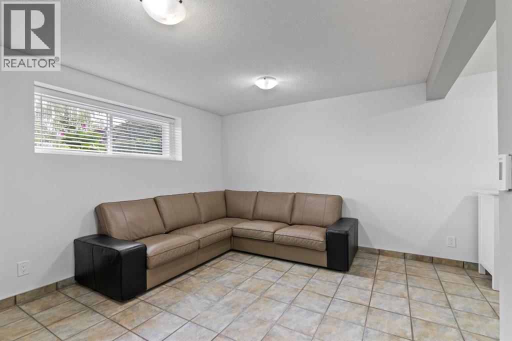 Single Family House Bi-level for Sale in  Shawcliffe Place SW Shawnessy Calgary 
