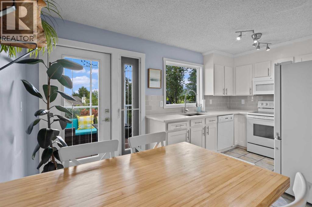 Single Family House Bi-level for Sale in  Shawcliffe Place SW Shawnessy Calgary 