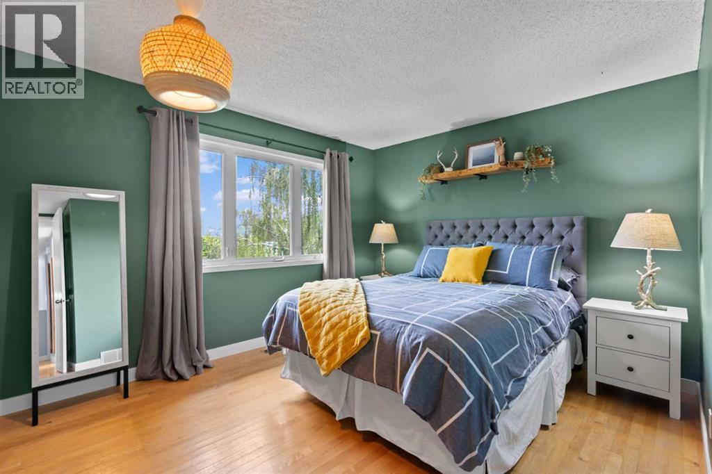 Single Family House Bi-level for Sale in  Shawcliffe Place SW Shawnessy Calgary 