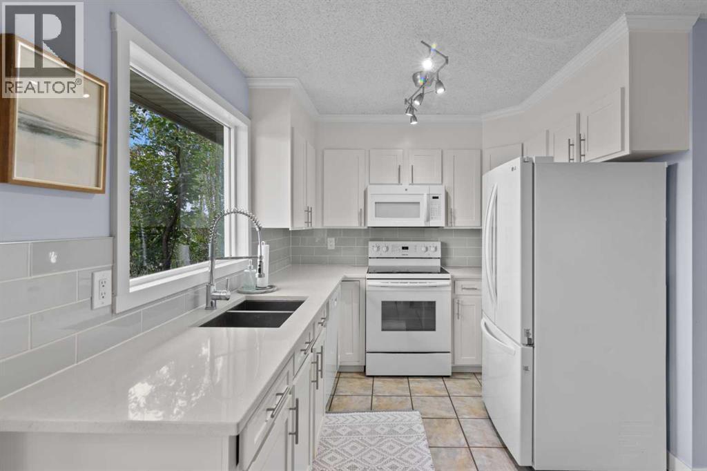 Single Family House Bi-level for Sale in  Shawcliffe Place SW Shawnessy Calgary 