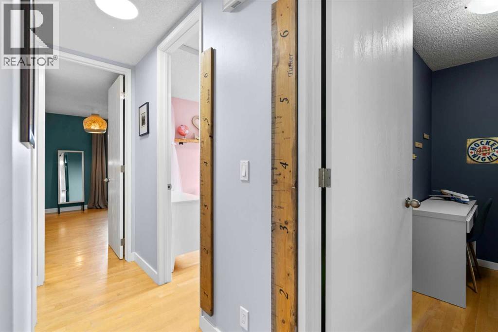Single Family House Bi-level for Sale in  Shawcliffe Place SW Shawnessy Calgary 