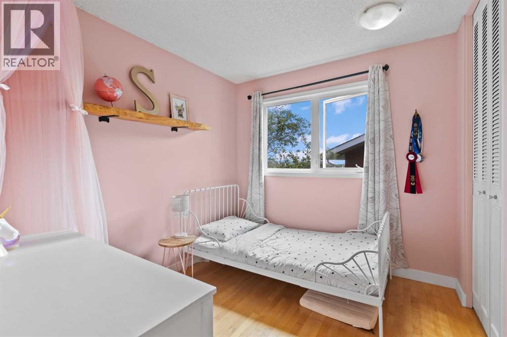 Single Family House Bi-level for Sale in  Shawcliffe Place SW Shawnessy Calgary 