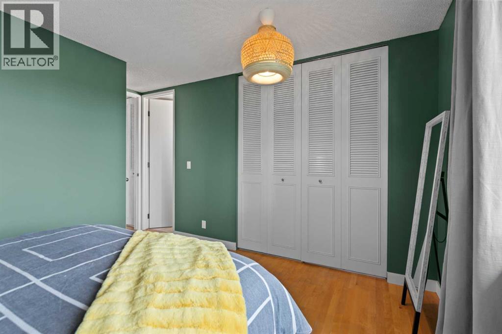 Single Family House Bi-level for Sale in  Shawcliffe Place SW Shawnessy Calgary 