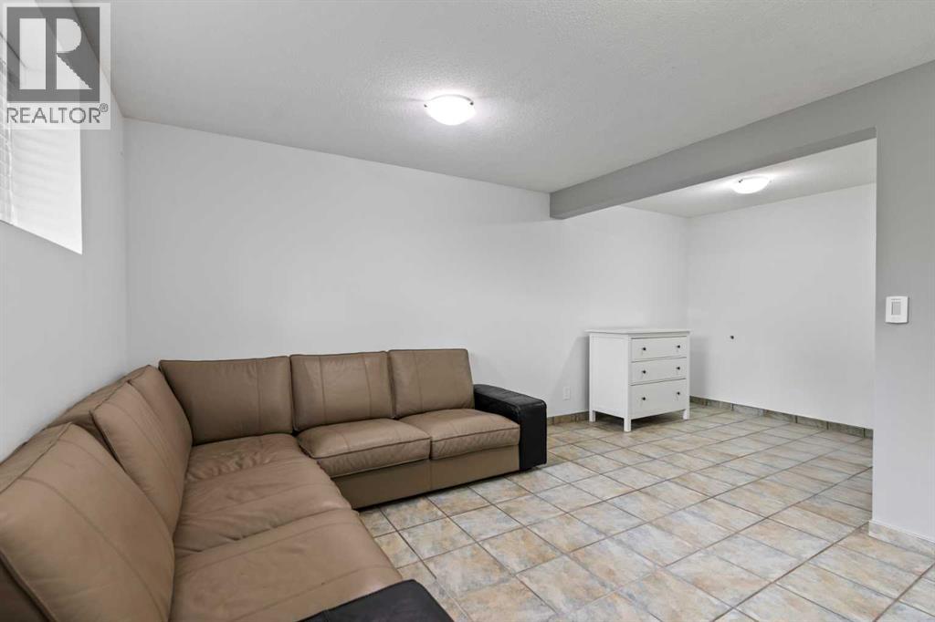 Single Family House Bi-level for Sale in  Shawcliffe Place SW Shawnessy Calgary 