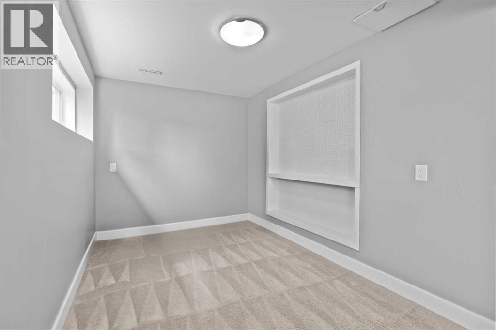 Single Family House Bi-level for Sale in  Shawcliffe Place SW Shawnessy Calgary 