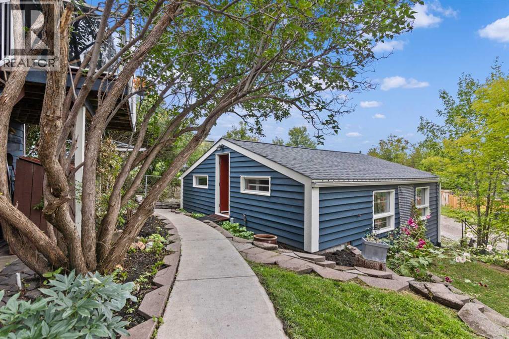 Single Family House Bi-level for Sale in  Shawcliffe Place SW Shawnessy Calgary 