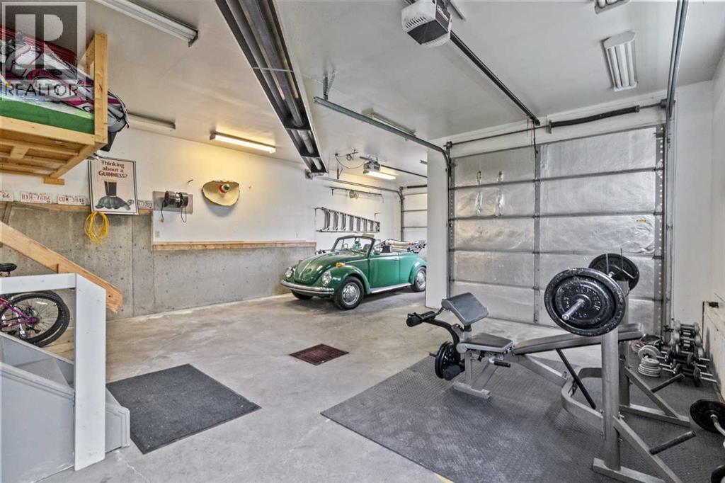 Single Family House Bi-level for Sale in  Shawcliffe Place SW Shawnessy Calgary 