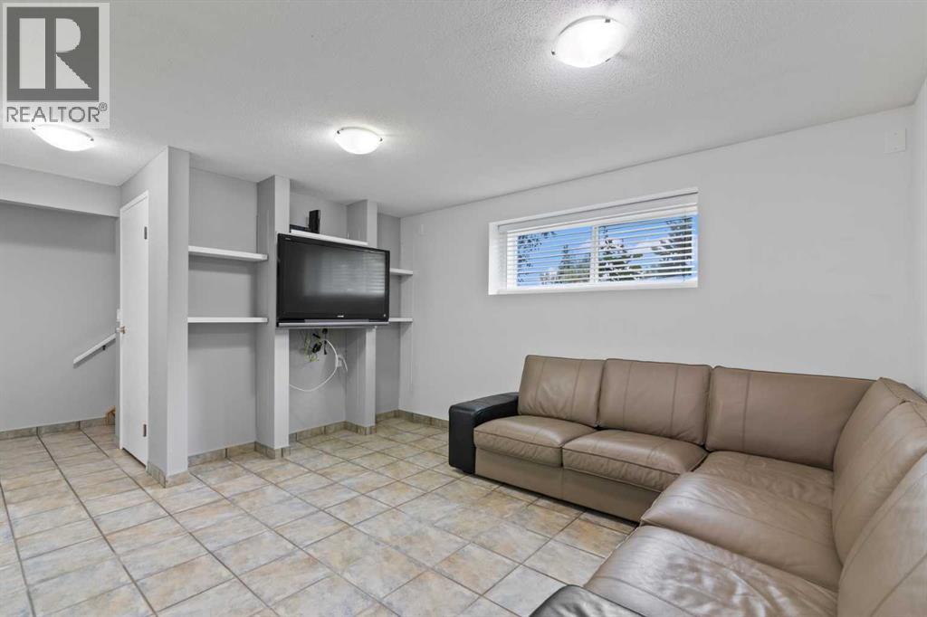 Single Family House Bi-level for Sale in  Shawcliffe Place SW Shawnessy Calgary 