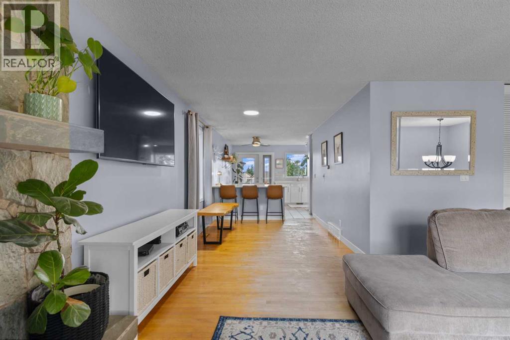 Single Family House Bi-level for Sale in  Shawcliffe Place SW Shawnessy Calgary 