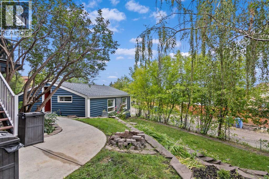 Single Family House Bi-level for Sale in  Shawcliffe Place SW Shawnessy Calgary 