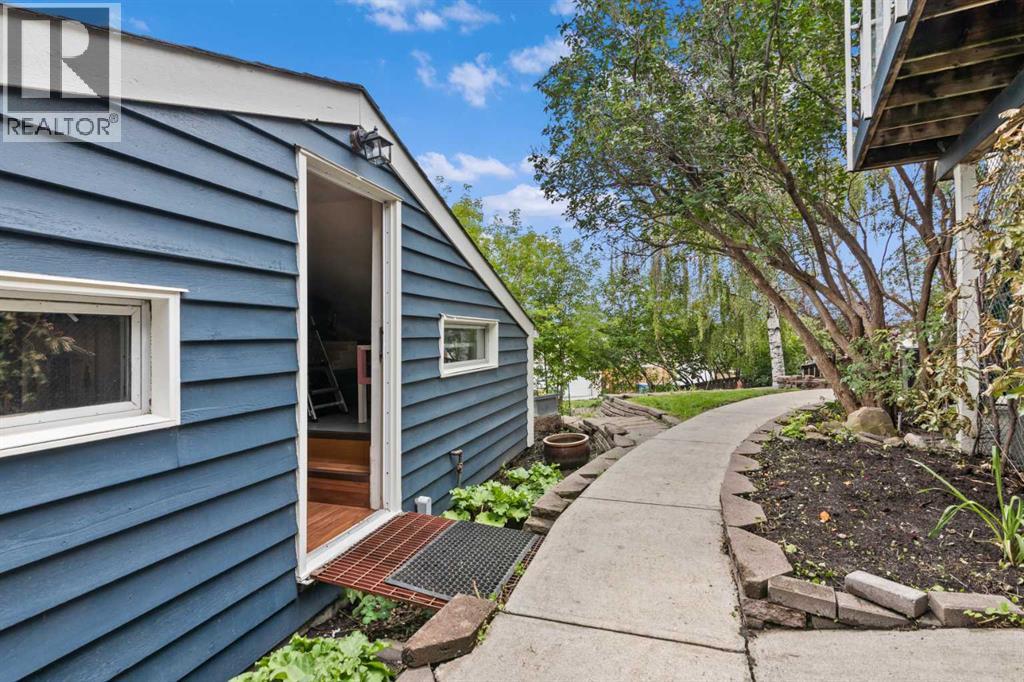 Single Family House Bi-level for Sale in  Shawcliffe Place SW Shawnessy Calgary 