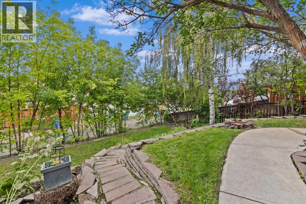 Single Family House Bi-level for Sale in  Shawcliffe Place SW Shawnessy Calgary 