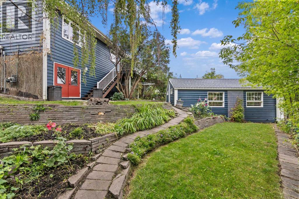 Single Family House Bi-level for Sale in  Shawcliffe Place SW Shawnessy Calgary 