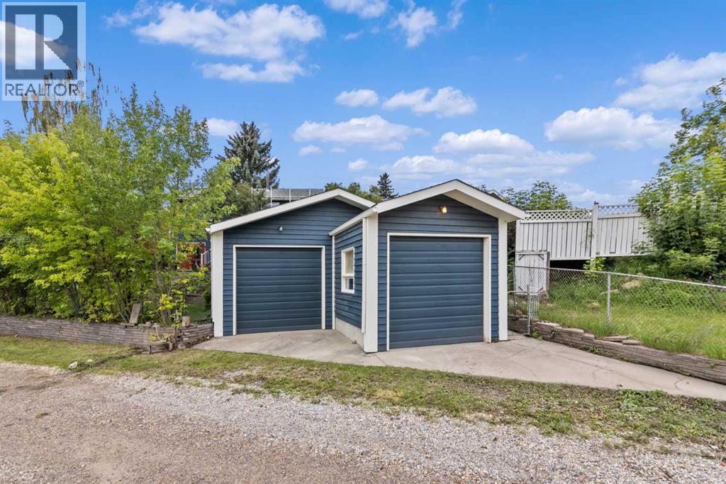 Single Family House Bi-level for Sale in  Shawcliffe Place SW Shawnessy Calgary 
