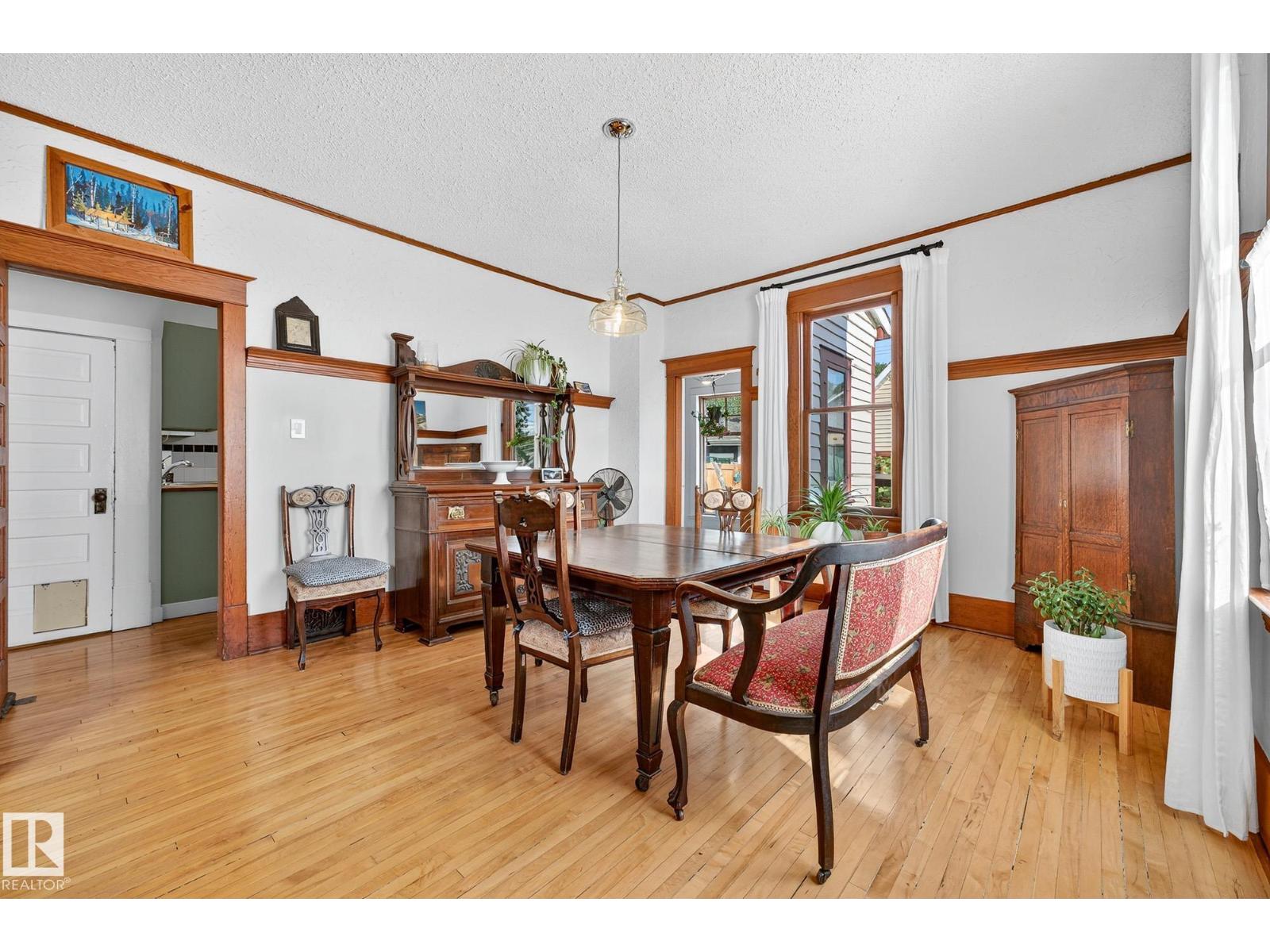 Photo 3 of 9120 80 Av Nw, Edmonton AB