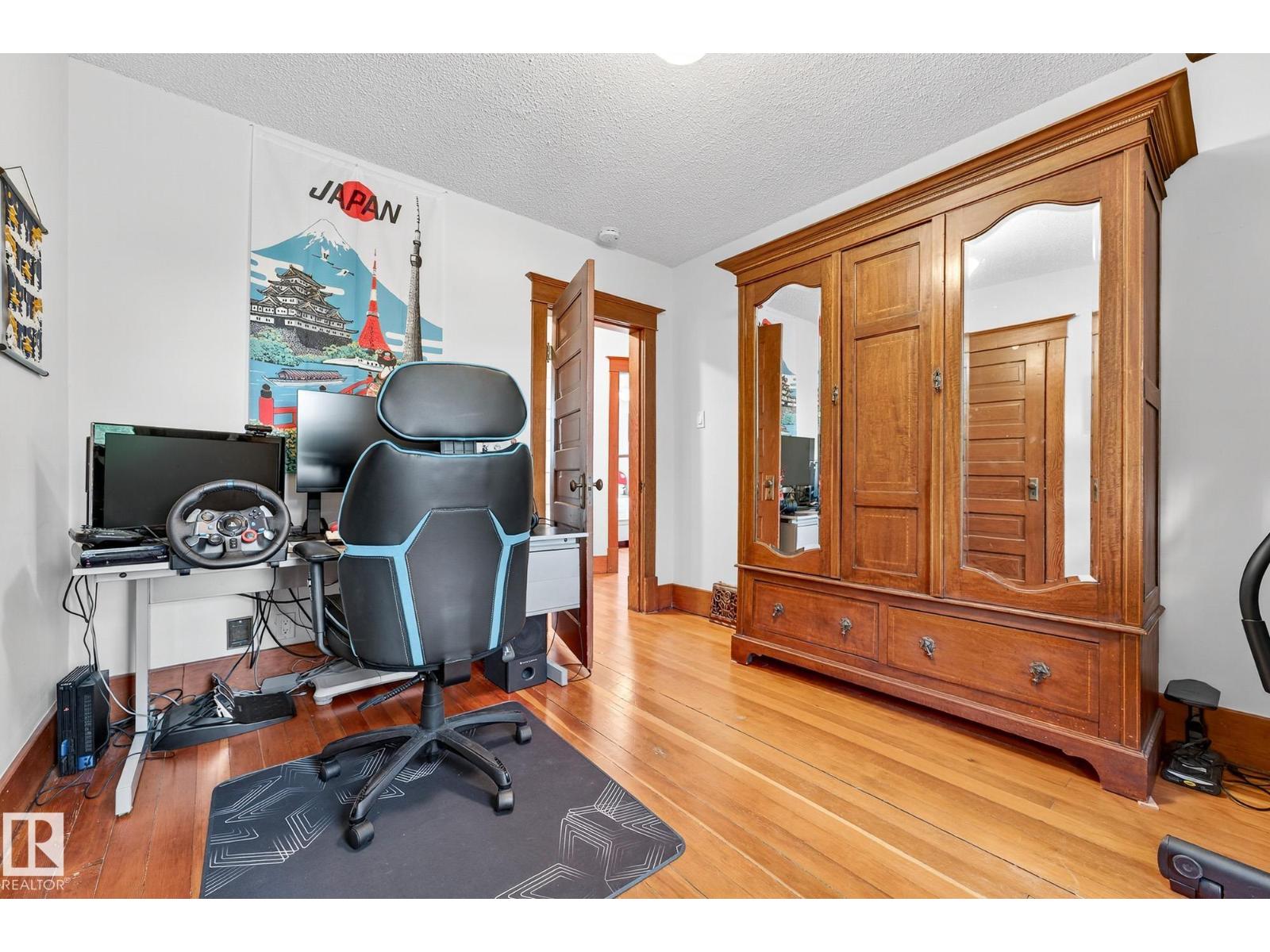 Photo 10 of 9120 80 Av Nw, Edmonton AB