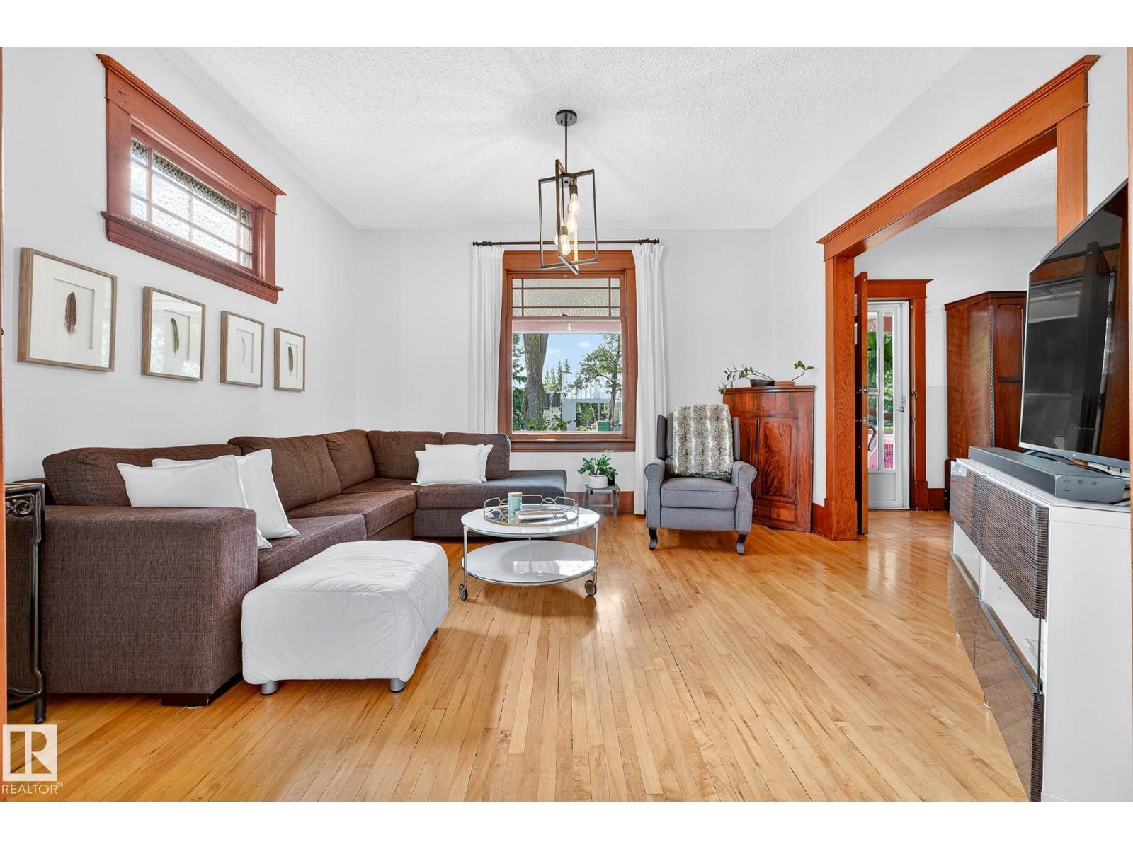 Photo 4 of 9120 80 Av Nw, Edmonton AB