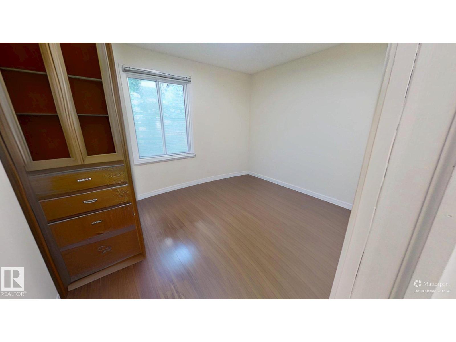 Photo 10 of 10627 76 Av Nw, Edmonton AB