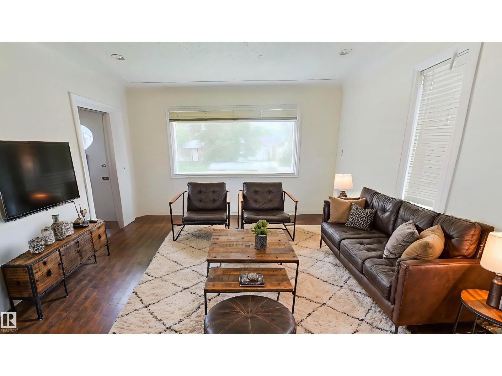 Photo 3 of 10627 76 Av Nw, Edmonton AB