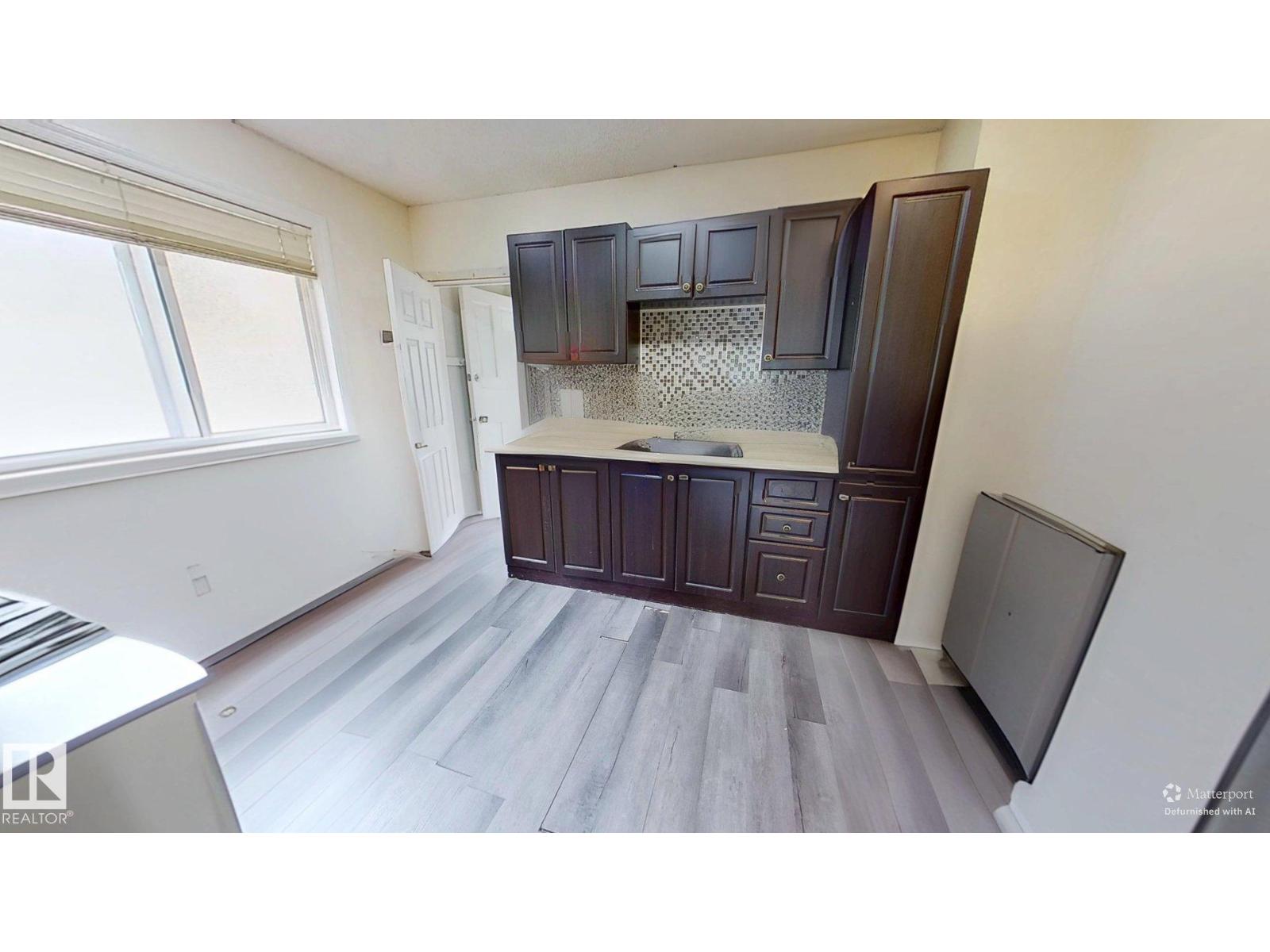 Photo 4 of 10627 76 Av Nw, Edmonton AB
