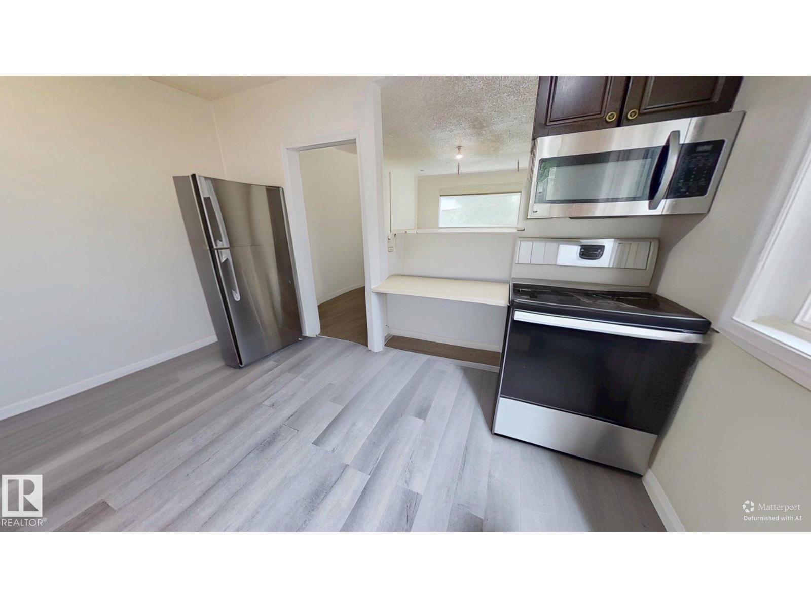 Photo 5 of 10627 76 Av Nw, Edmonton AB